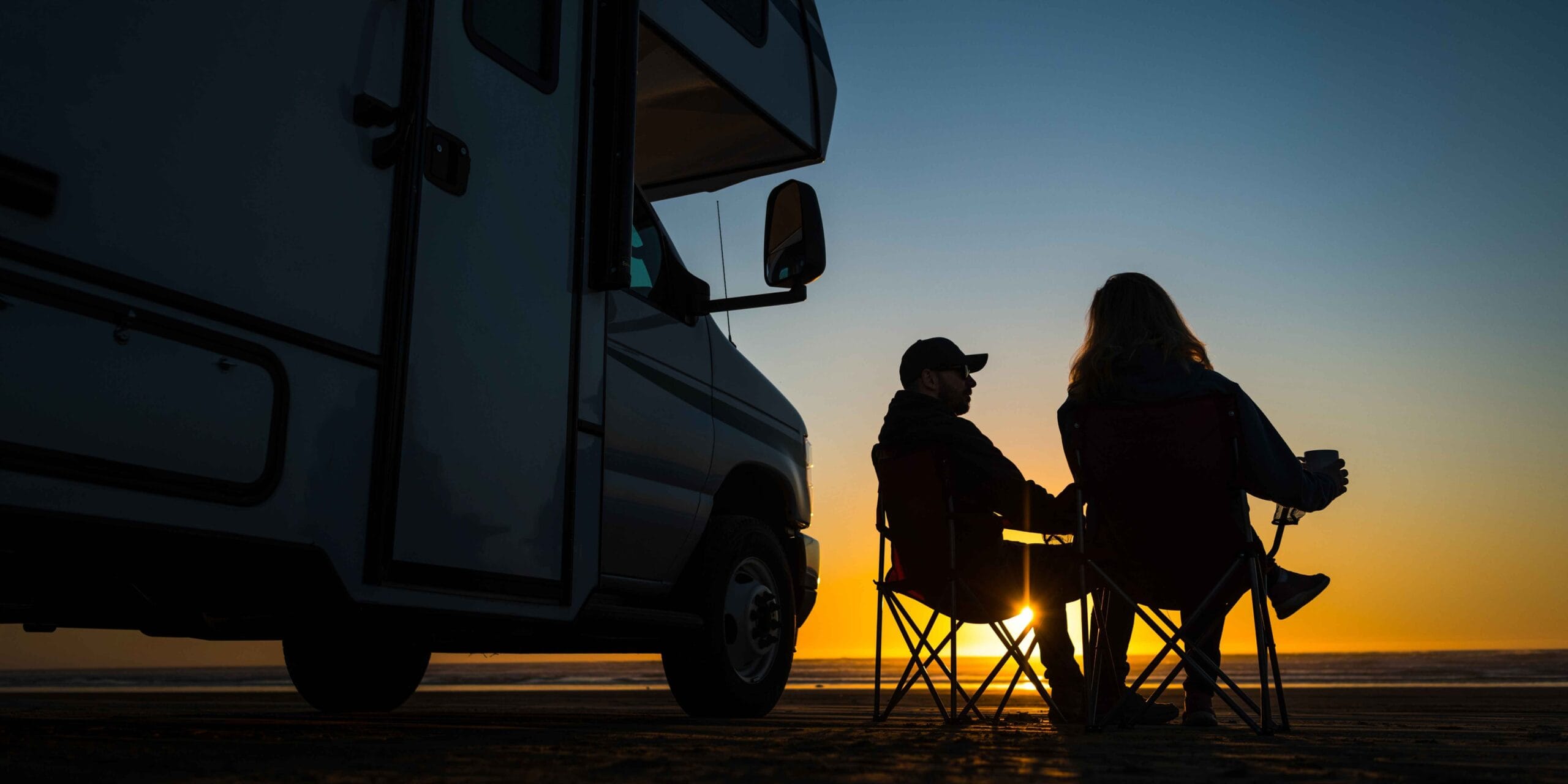 vacanciers à côté de leur camping car
